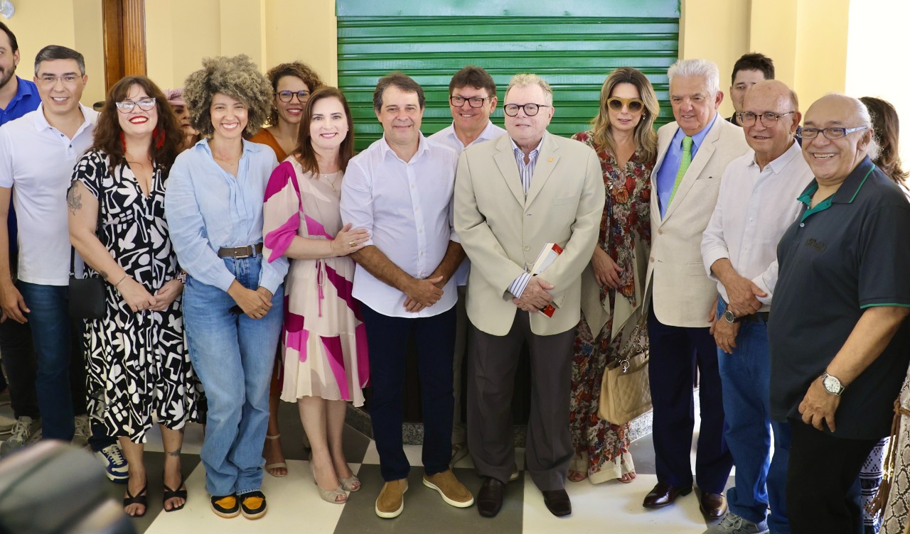 grupo de pessoas posa para a foto no quiosque do novo café Java